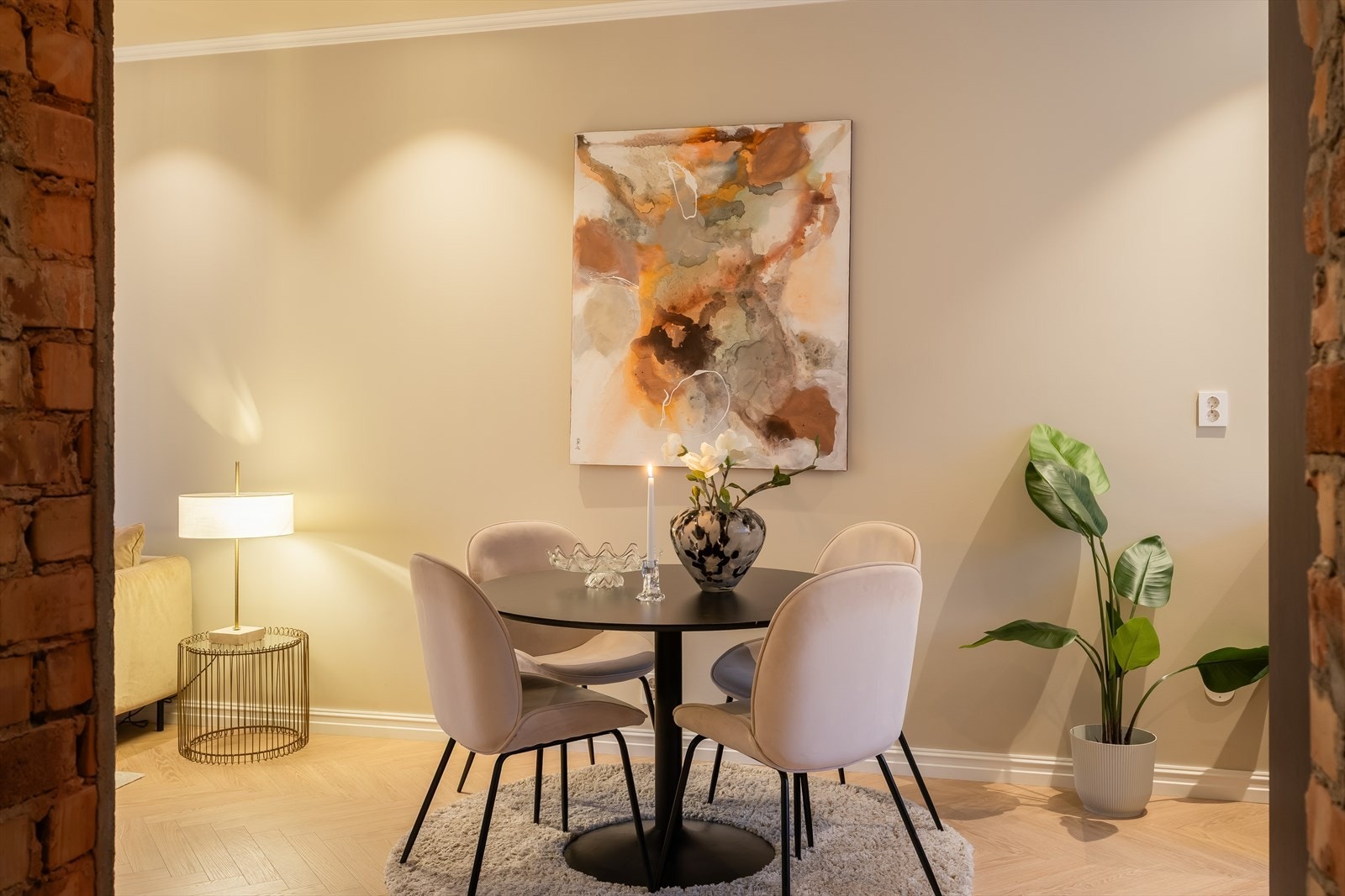 Det er god plass til spisebord av ønsket størrelse i tilknytning til kjøkkenet. Galleribilde