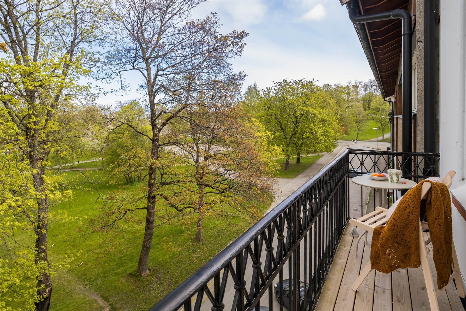 Sommerbilde. Leiligheten har en sentral, men likevel skjermet beliggenhet i blindvei og vender ut mot frodige Elgeseter park. Her bor du med umiddelbar nærhet til NTNU Gløshaugen, Helgasetr, Teknobyen, NTNU Handelshøyskolen og St. Olavs hospital. Galleribilde