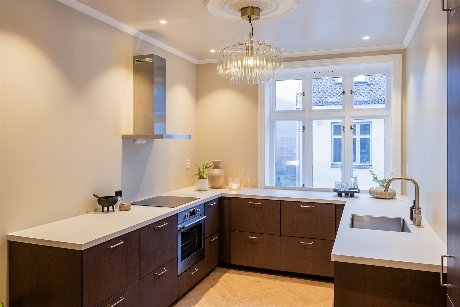 Leiligheten har et nytt og moderne hesteskokjøkken i mørk eik på ca. 10 m², med mye skap- og benkeplass. Galleribilde