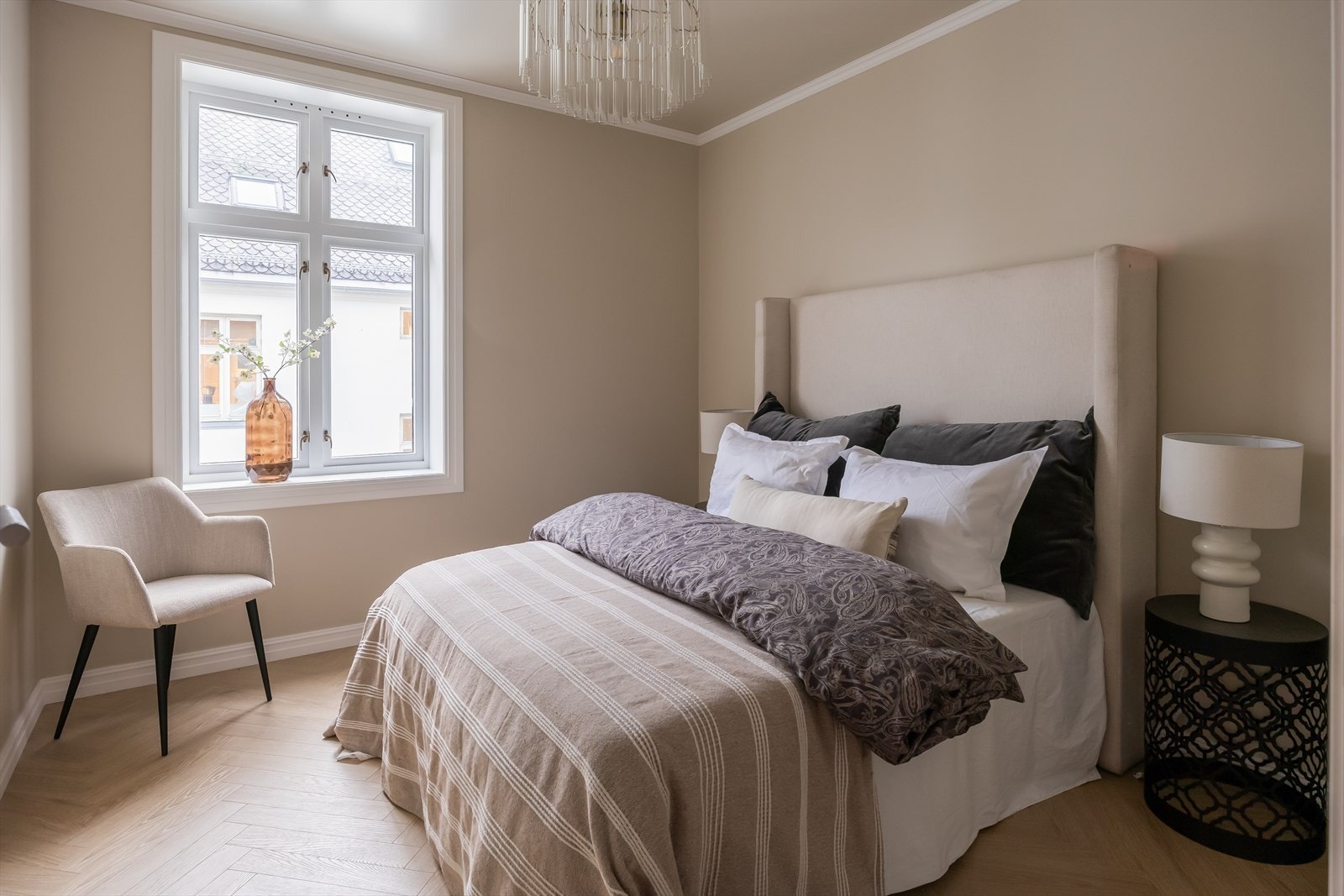 Her er det god plass til dobbeltseng og garderobeløsning. Galleribilde