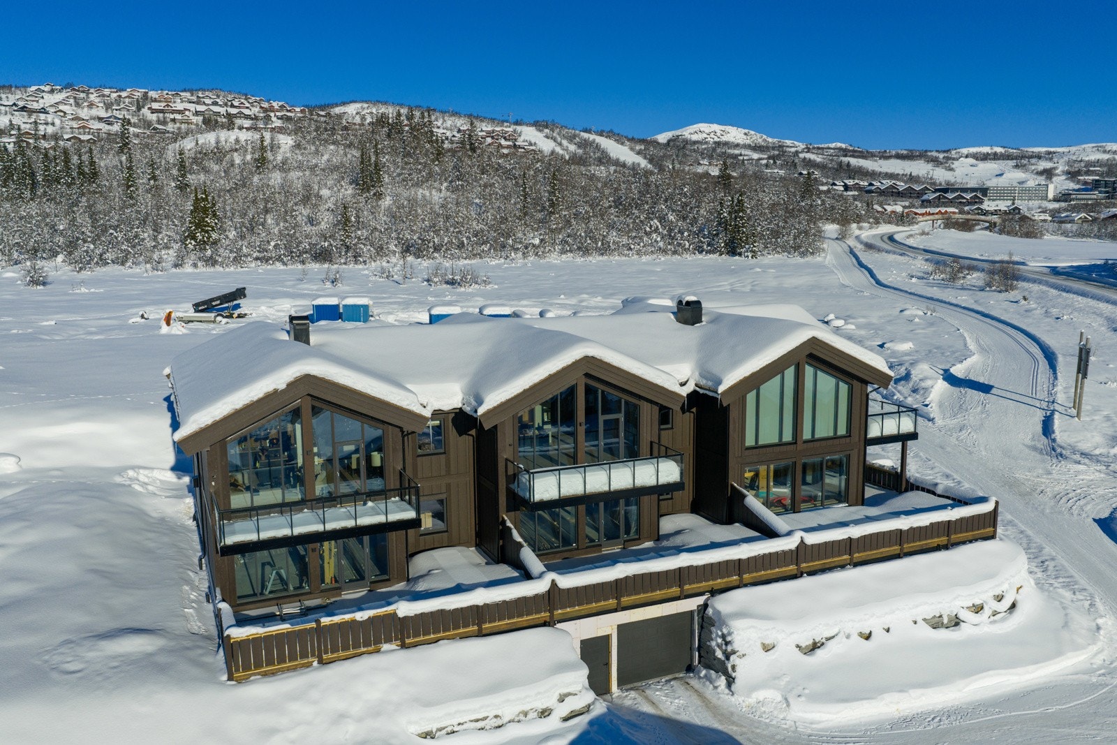 Solrik terrasse - Garasje og sportsbod i kjelleren Galleribilde