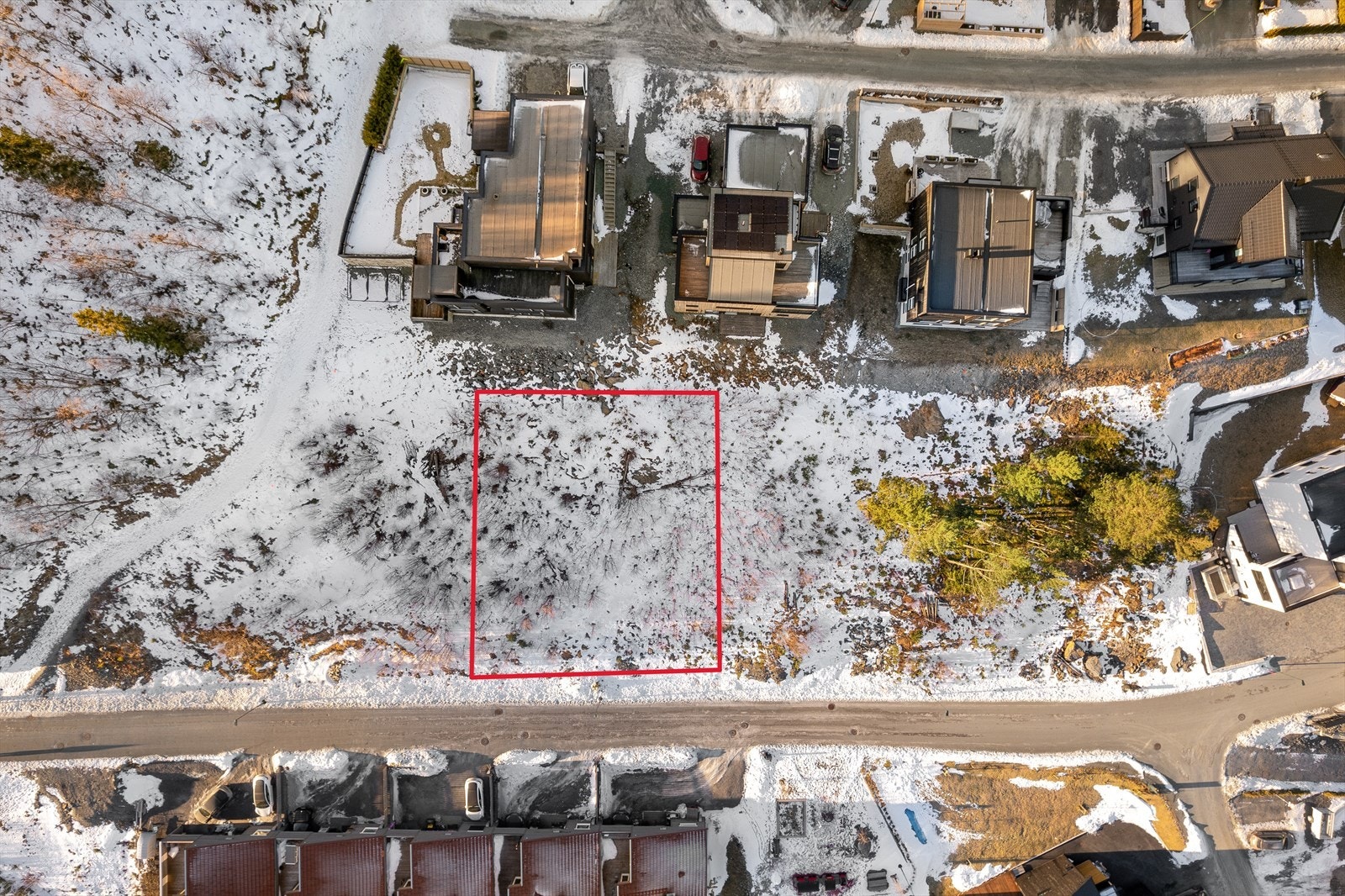 Det gjøres oppmerksom på at skissering av tomten er omtrentlig, og avvik vil forekomme. Målebrev, oversiktskart og eksakte koordinater for tomtegrenser ligger vedlagt i salgsoppgaven. Galleribilde
