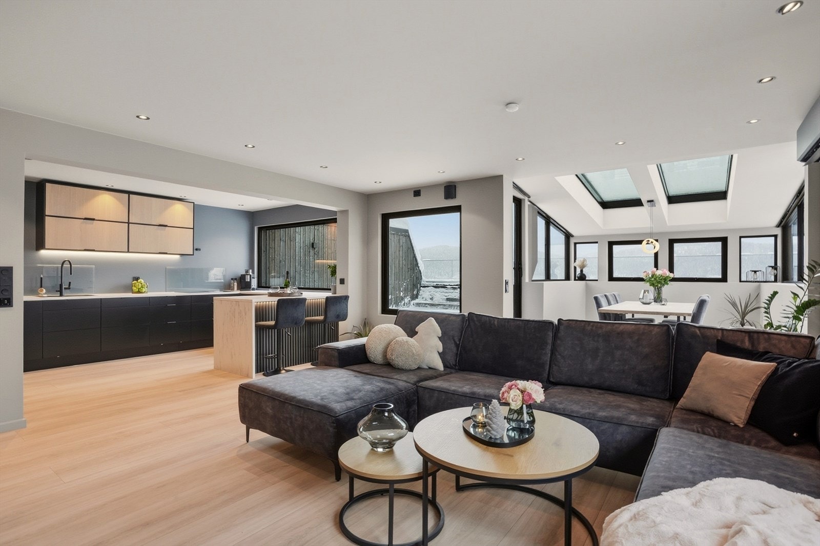 Den romslige stuen byr på mange møbleringsmuligheter, og har en åpen kjøkkenløsning som gir rommet en luftig og moderne følelse. Galleribilde