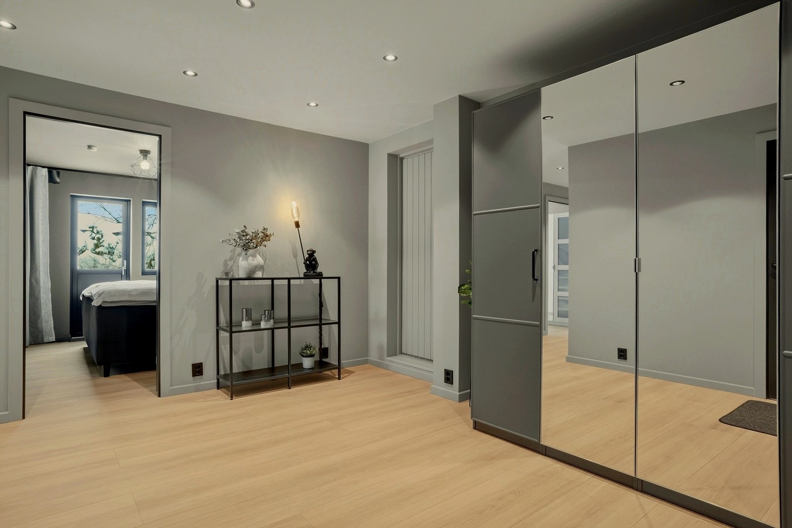 Direkte adkomst til hovedsoverom, gjestetoalett, lagringsbod og gang som leder til øvrige rom. Galleribilde