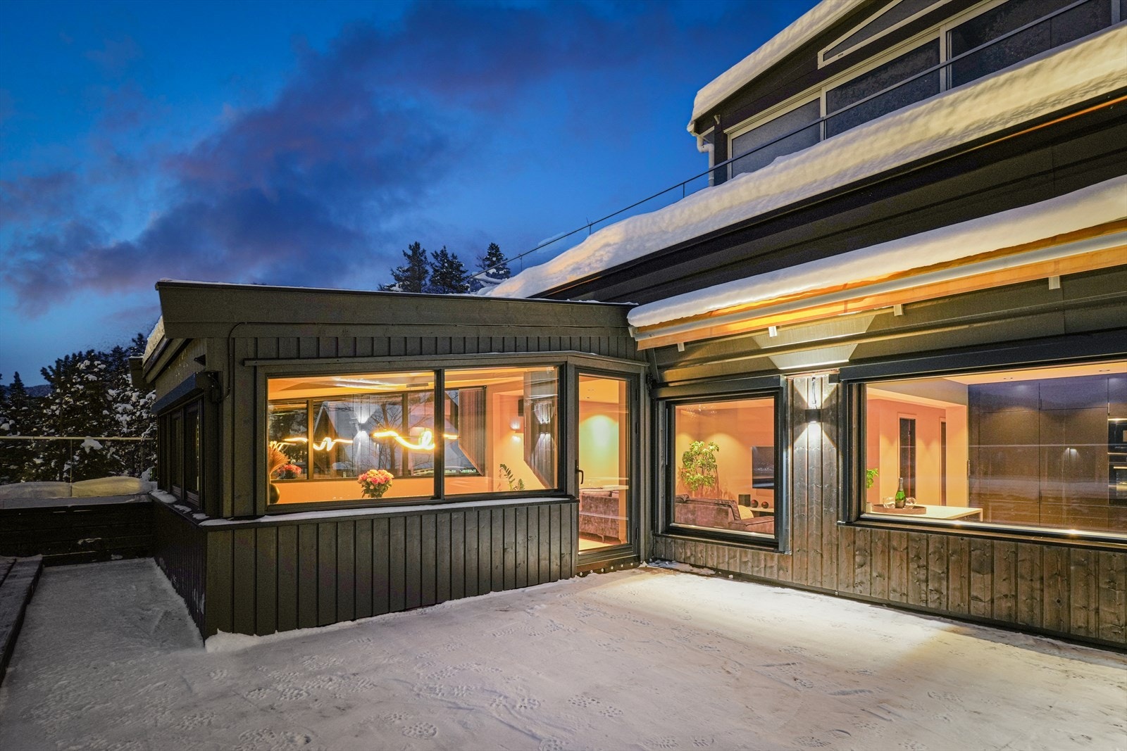 Perfekt for avslapning og hyggelige stunder. Det er god plass til utemøbler samt motorisert markise. Galleribilde