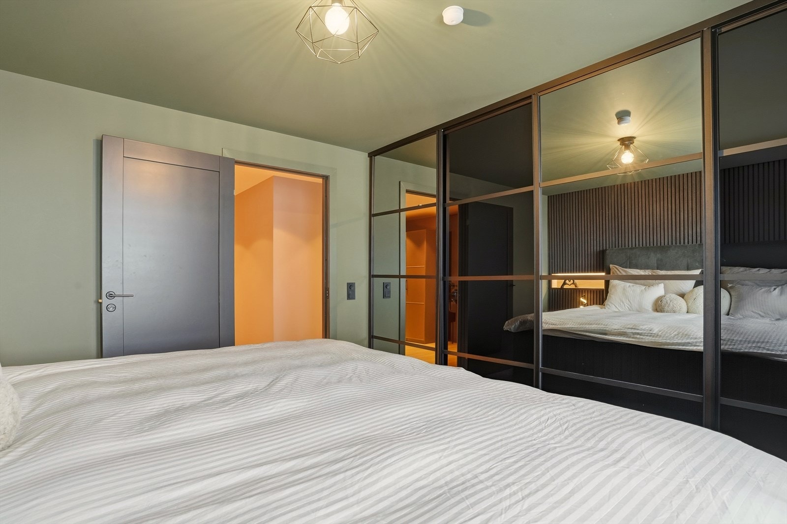 Det er god plass til dobbeltseng med tilhørende nattbord og skyvedørsgarderobe. Galleribilde