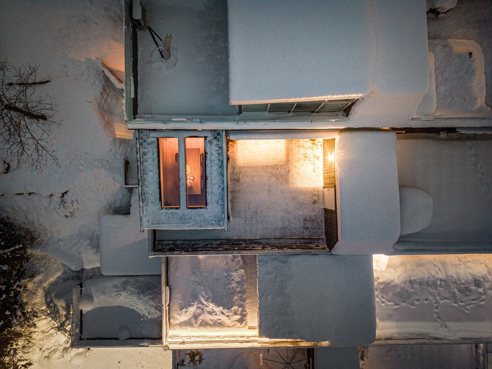 Det medfølger også carport i underetasje, med en utvendig bod og en bod på ca. 5 m2 i bakkant. Det er el-bil lader i carport. Galleribilde