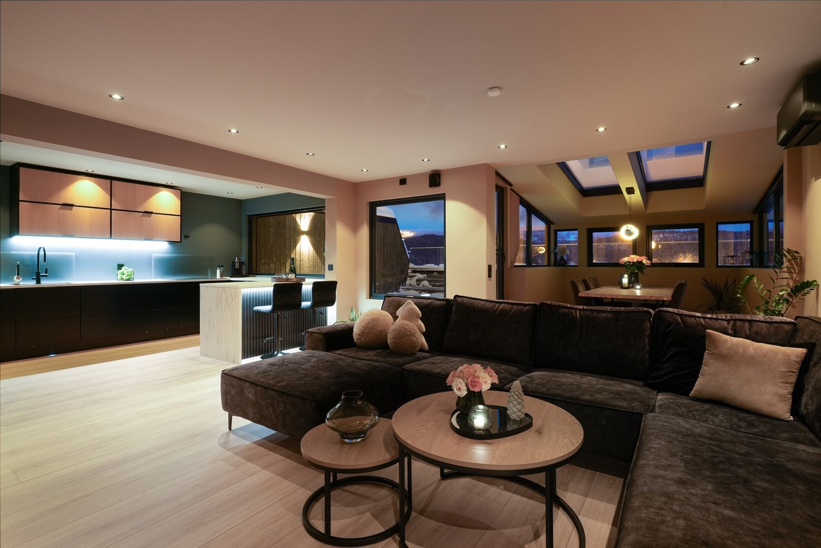 Kveldsstemning i stuen. Galleribilde