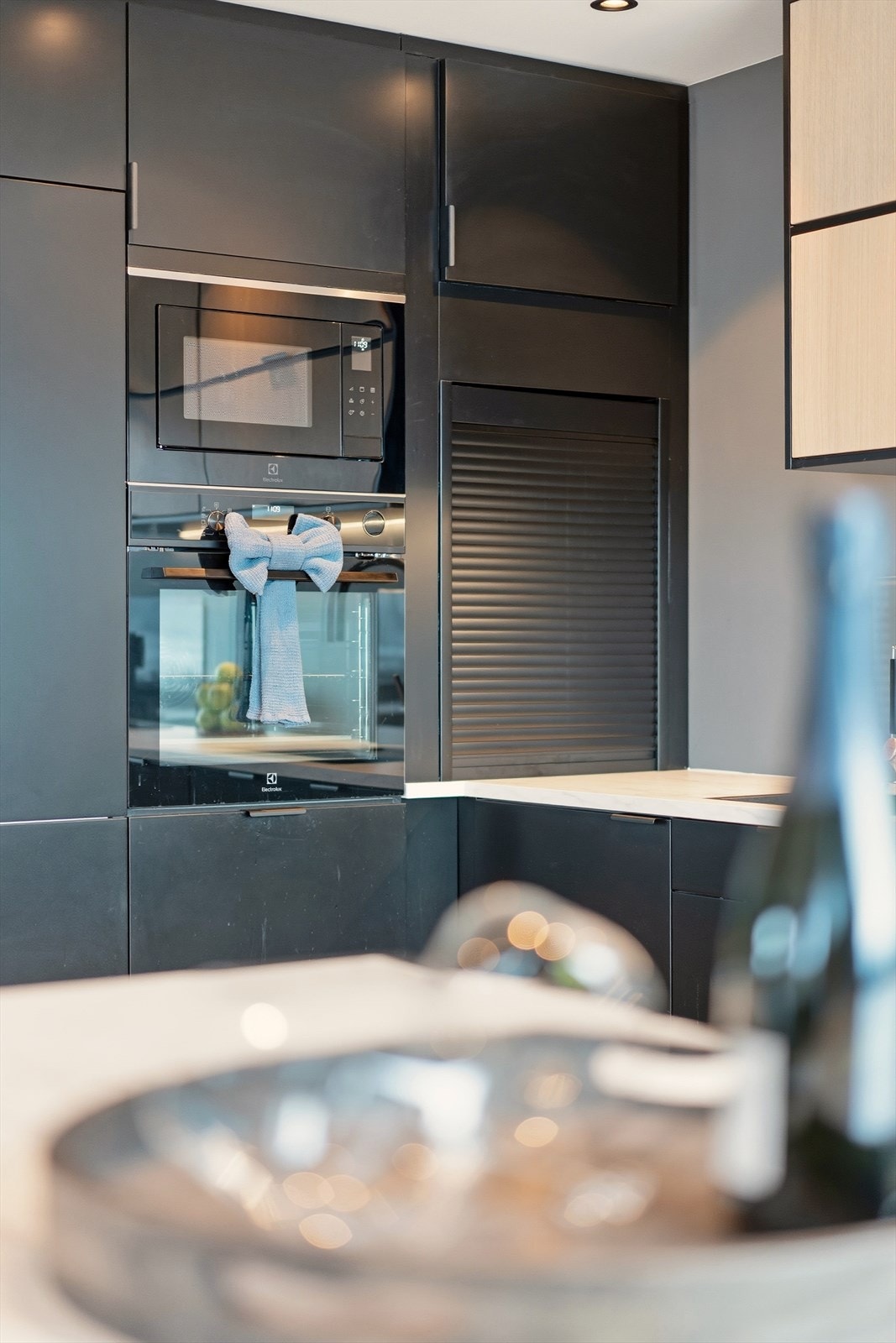 Inredningen er utført i mørke, tidløse materialer. Praktisk sjalusiskap med god plass til kjøkkenmaskin e.l. Galleribilde