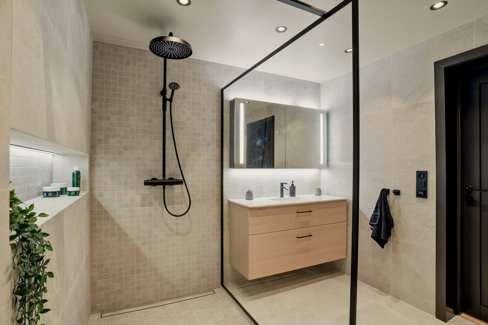 De lyse flisene gir rommet et tidløst og eksklusivt preg, samtidig som de skaper en rolig og behagelig atmosfære. Galleribilde