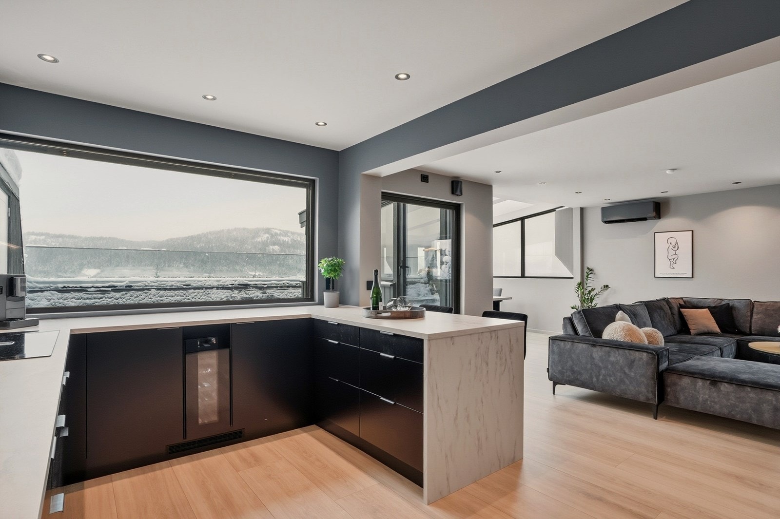 Dette gir en åpen og innbydende følelse, samtidig som det bringer uteomgivelsene inn. Galleribilde