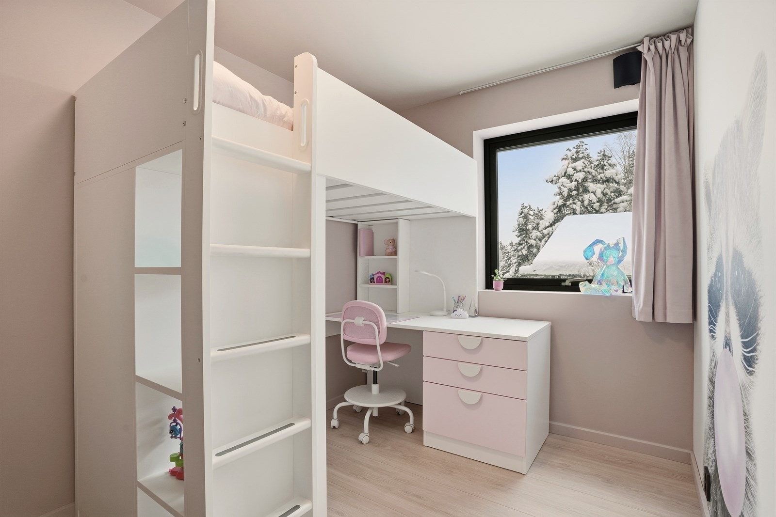 Soverom 2 er innredet med seng, skrivepult og garderobeskap. Galleribilde