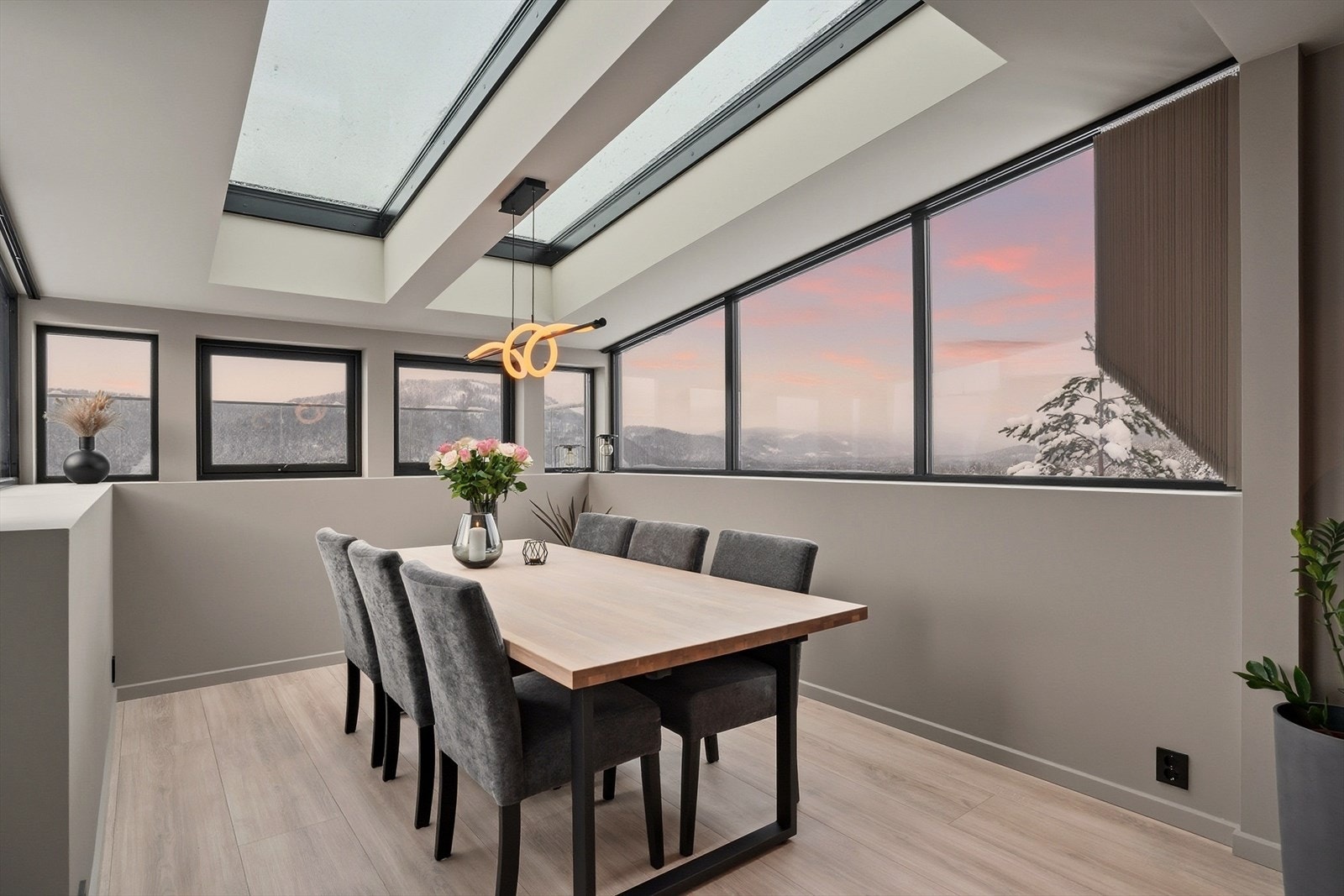 Spisebordet finner sin naturlige plassering i en tidligere innglasset vinterhage, som nå er omgjort til en permanent del av boligen. Galleribilde