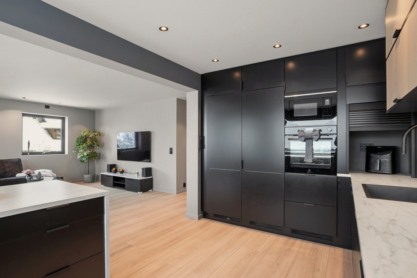 Den romslige innredningen har fungerende og praktiske arbeidsflater. Galleribilde