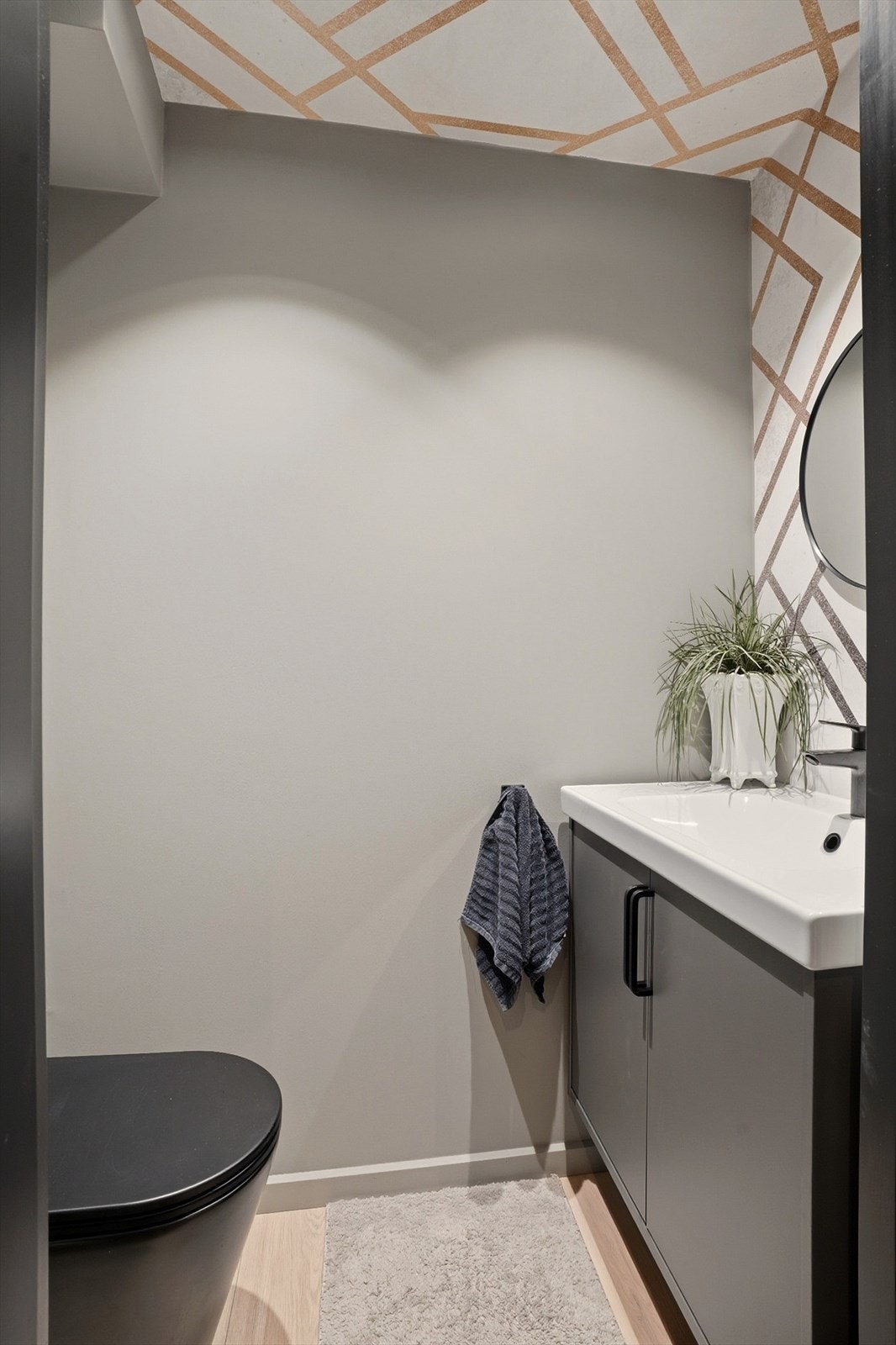 I tilknytning til entrèen har leiligheten et oppgradert toalettrom med servantinnredning, speil og vegghengt toalett. Galleribilde