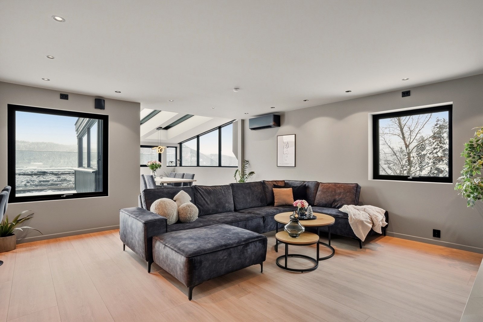 Sorte detaljer som skaper et nydelig helhetsinntrykk. Det er stålpipe og mulighet for peis. Galleribilde