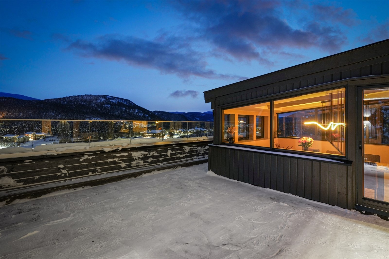 Fra stuen er det direkte utgang til den romslige uteplassen. Galleribilde