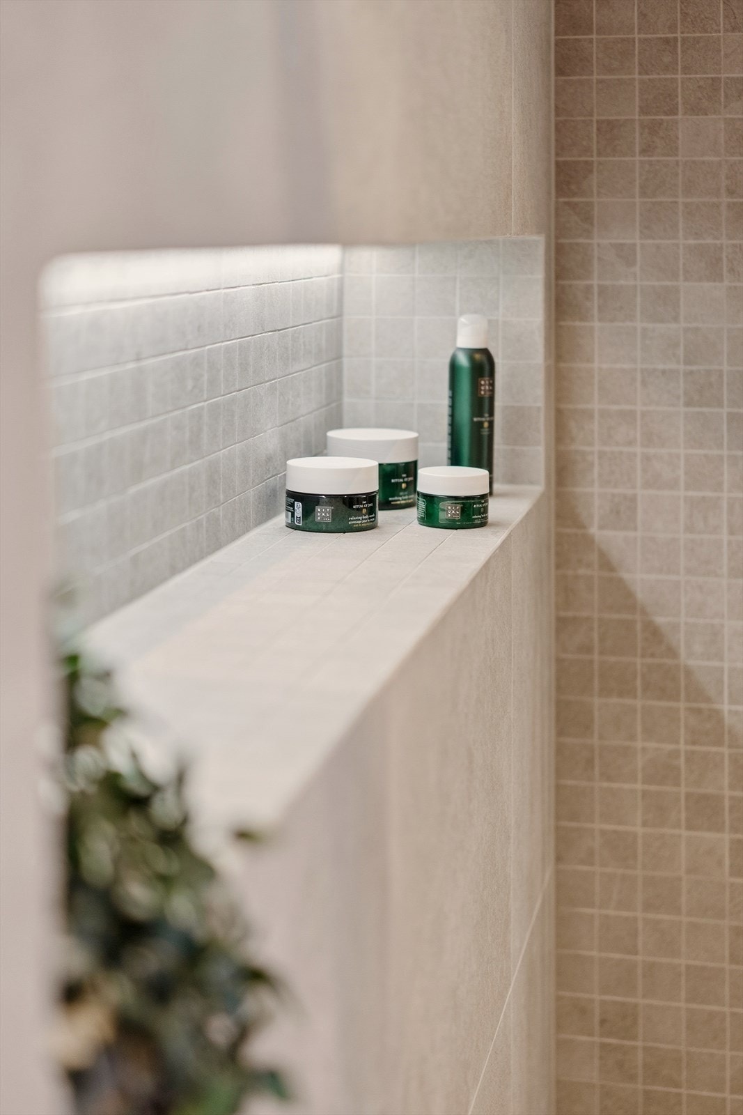 Den innfelte hyllen i dusjen gir et funksjonelt utrykk. Galleribilde