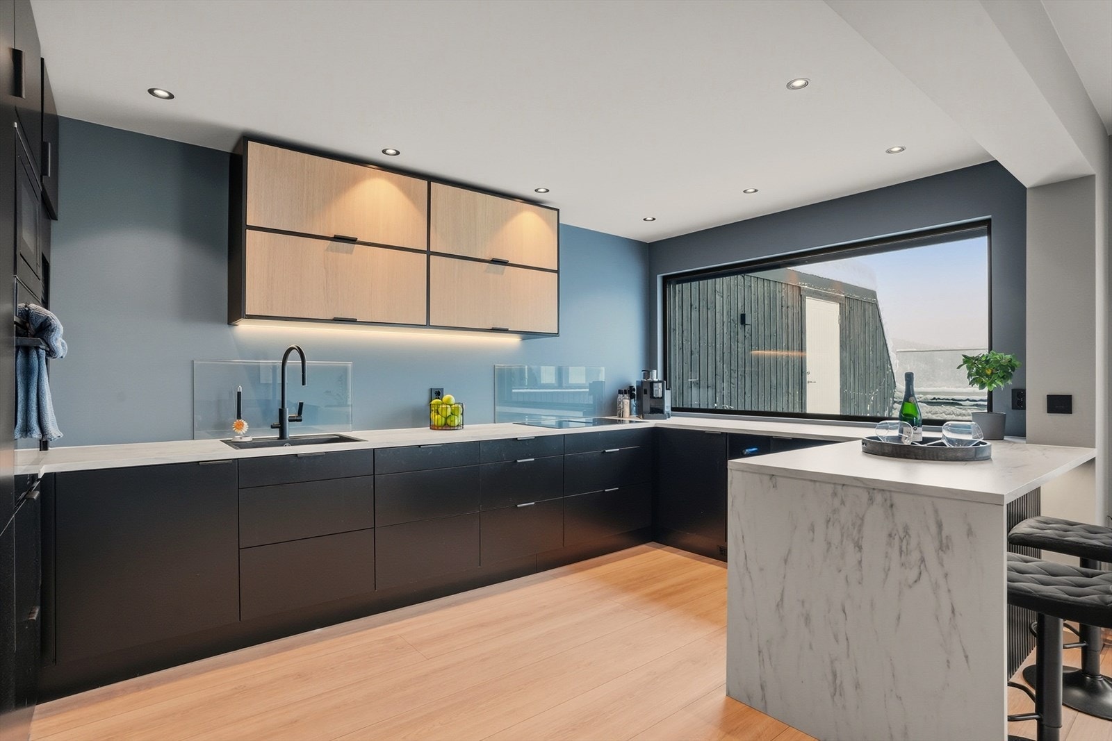 Kjøkkenet er moderne og stilrent, med en gjennomført helhetlig design som gir rommet et eksklusivt preg. Galleribilde