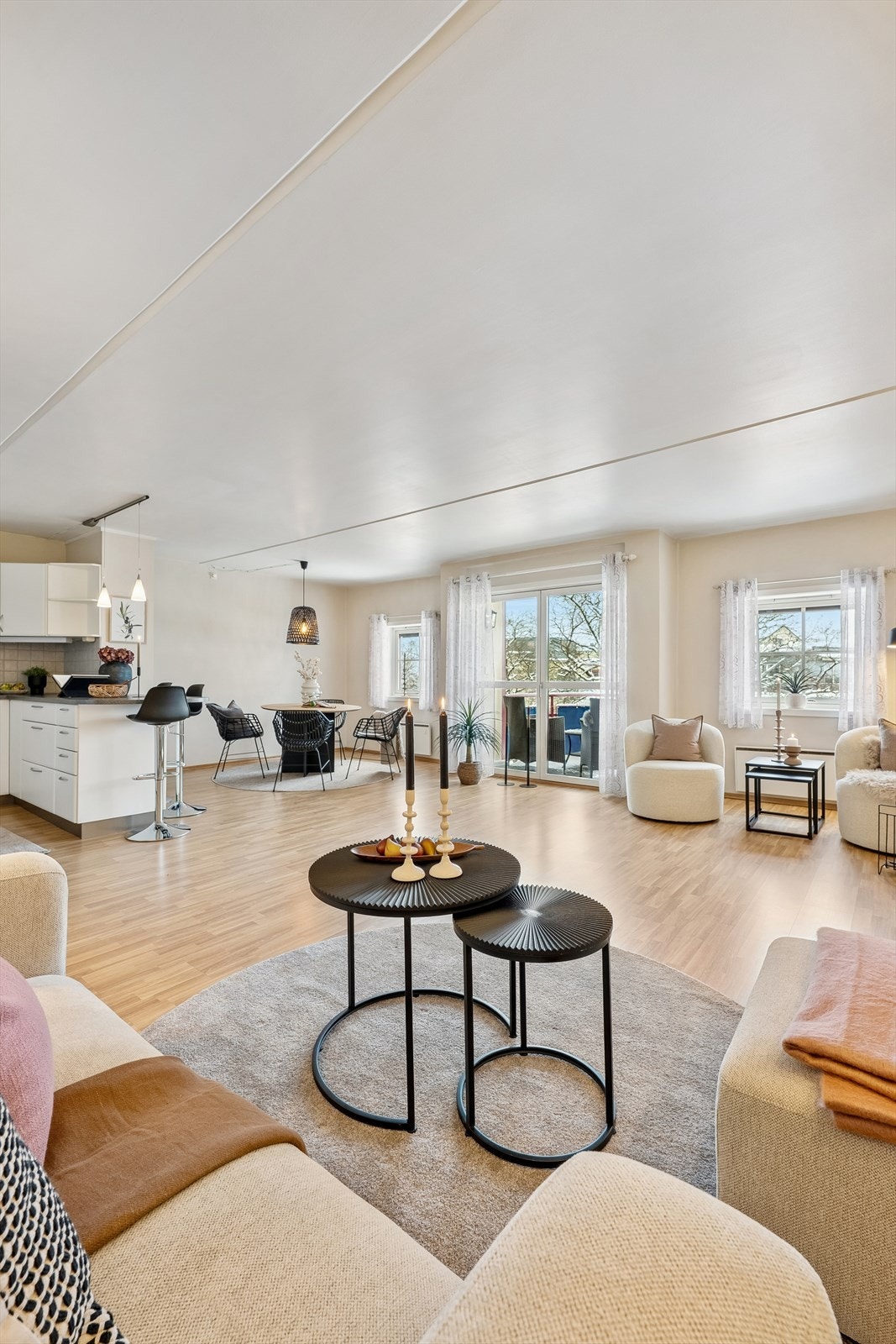 Gjennomgående gulv og lyse veggflater skaper en helhetlig atmosfære i oppholdsrommene. Galleribilde