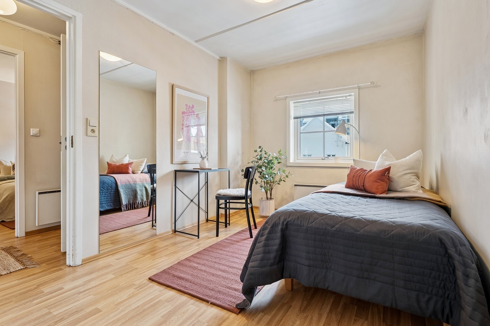 Også her er det lyse, nøytrale overflater på vegger og gulv. Galleribilde