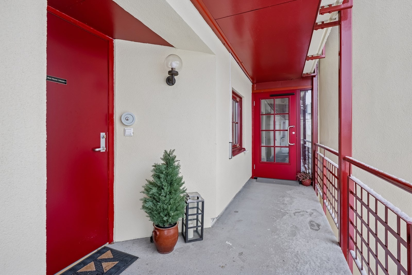 Adkomst til leiligheten via en overbygget svalgang. Galleribilde