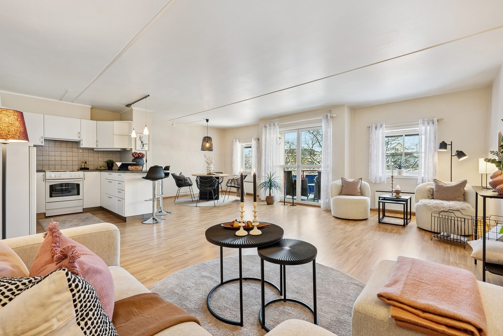 Stuen er romslig og gir god plass til både sofagruppe og spisebord. Galleribilde