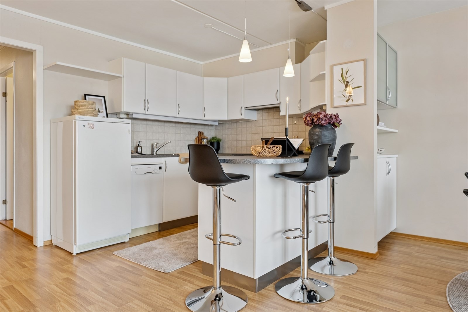 Kjøkkenøya gir ekstra benkeplass og en uformell sitteplass. Galleribilde