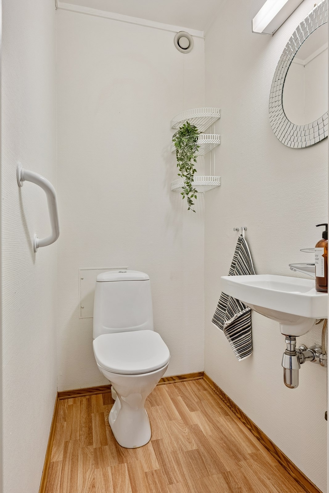 Leiligheten har et separat toalettrom utstyrt med servant og toalett. Galleribilde