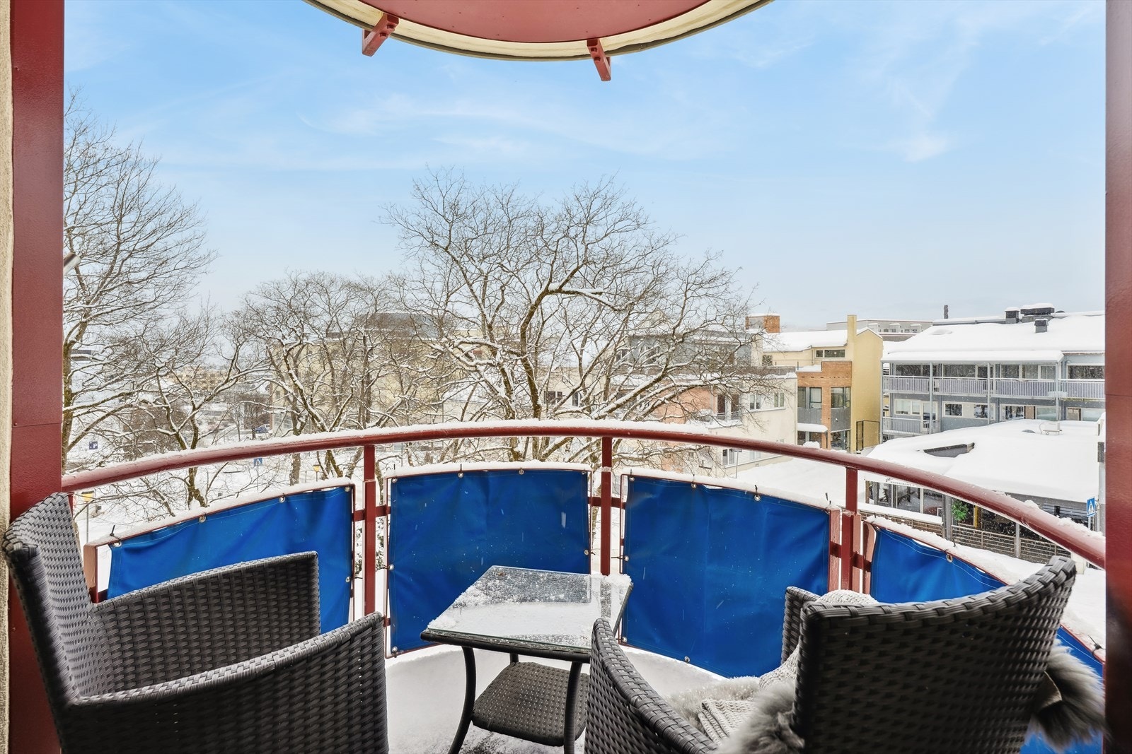 Den sørøstvendte balkongen har plass til en liten sittegruppe. Galleribilde