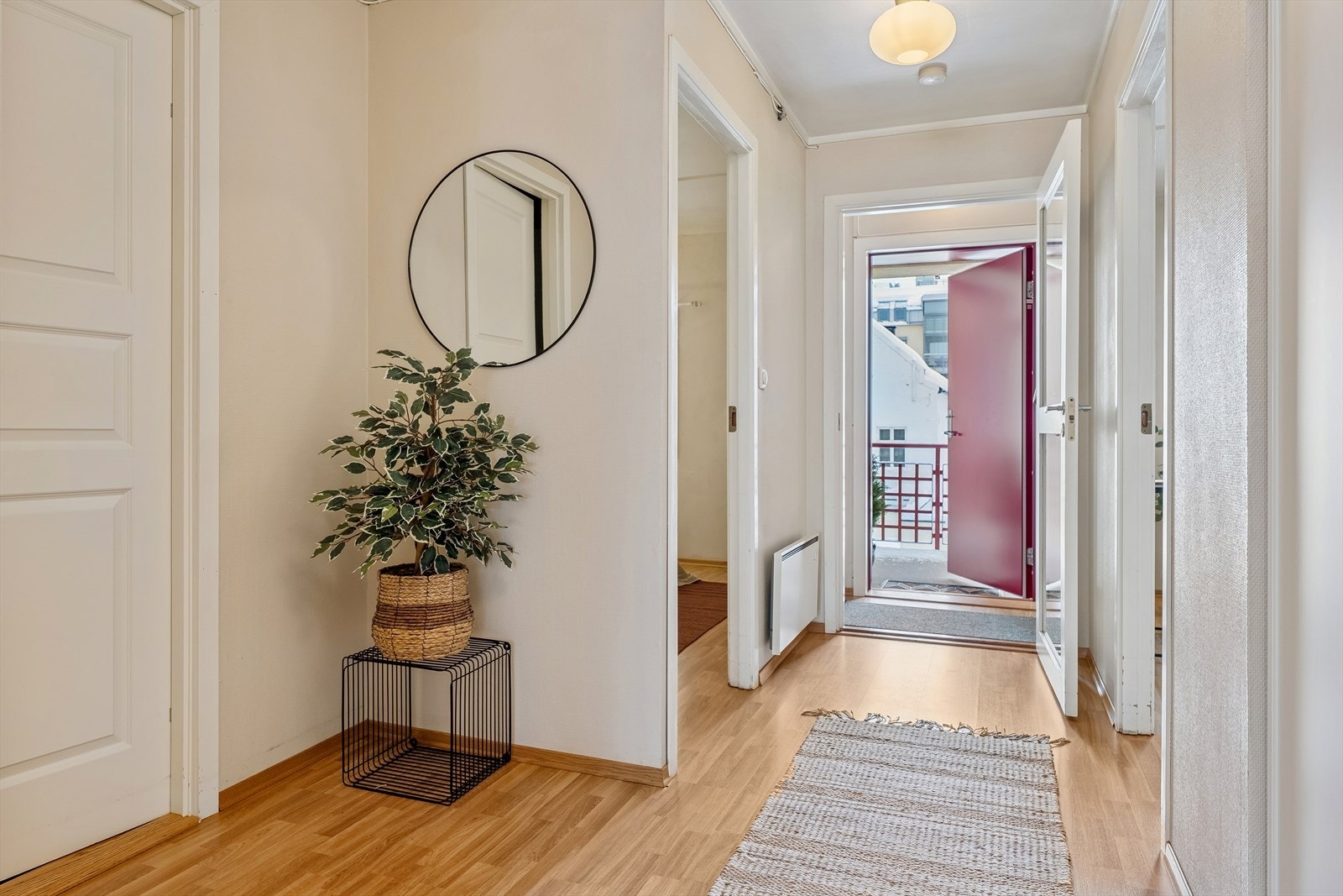 En lys og innbydende entré ønsker deg velkommen inn. Galleribilde