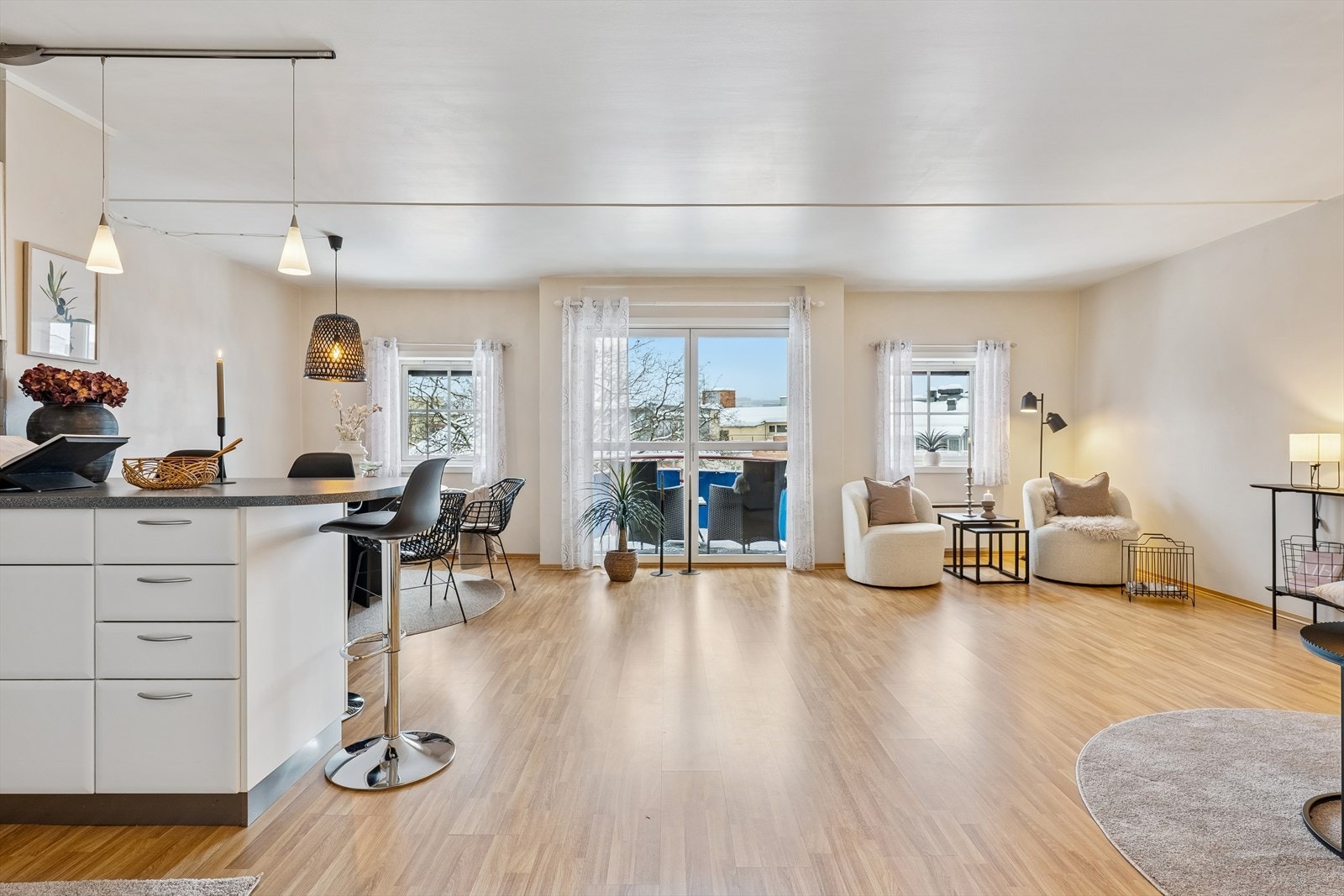 Fra stuen er det direkte utgang til en sørøstvendt balkong på 3 m². Galleribilde