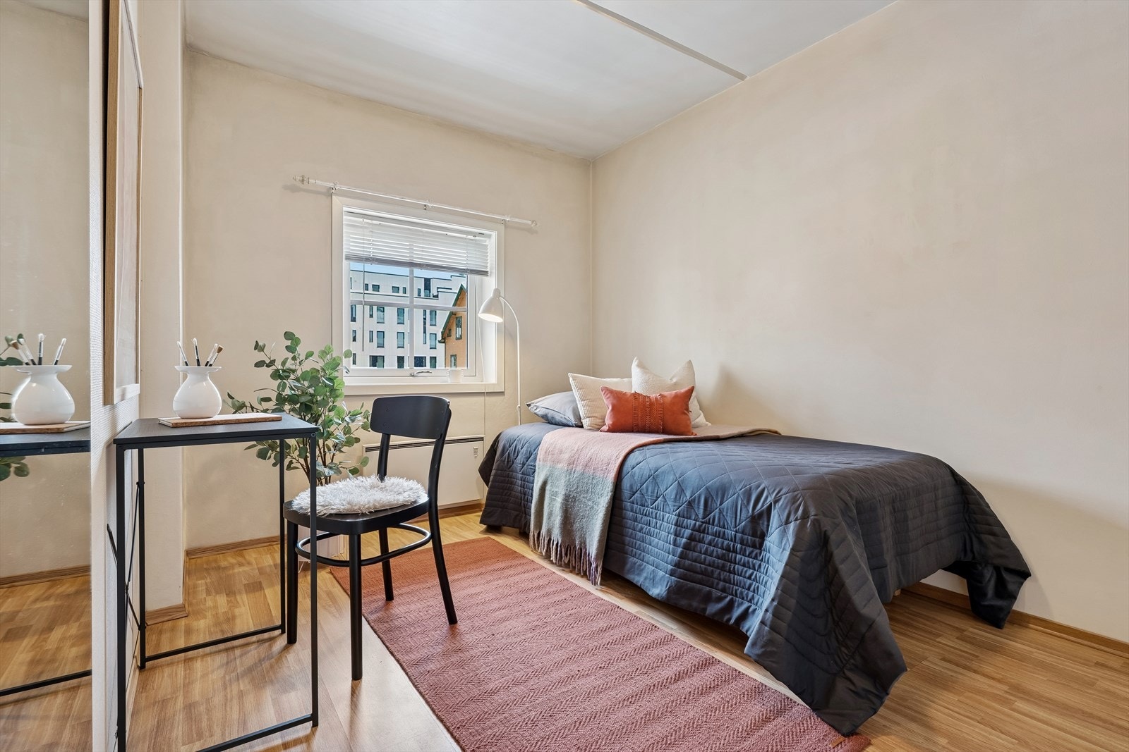 Det andre soverommet egner seg godt som barnerom, gjesterom eller kontor. Galleribilde