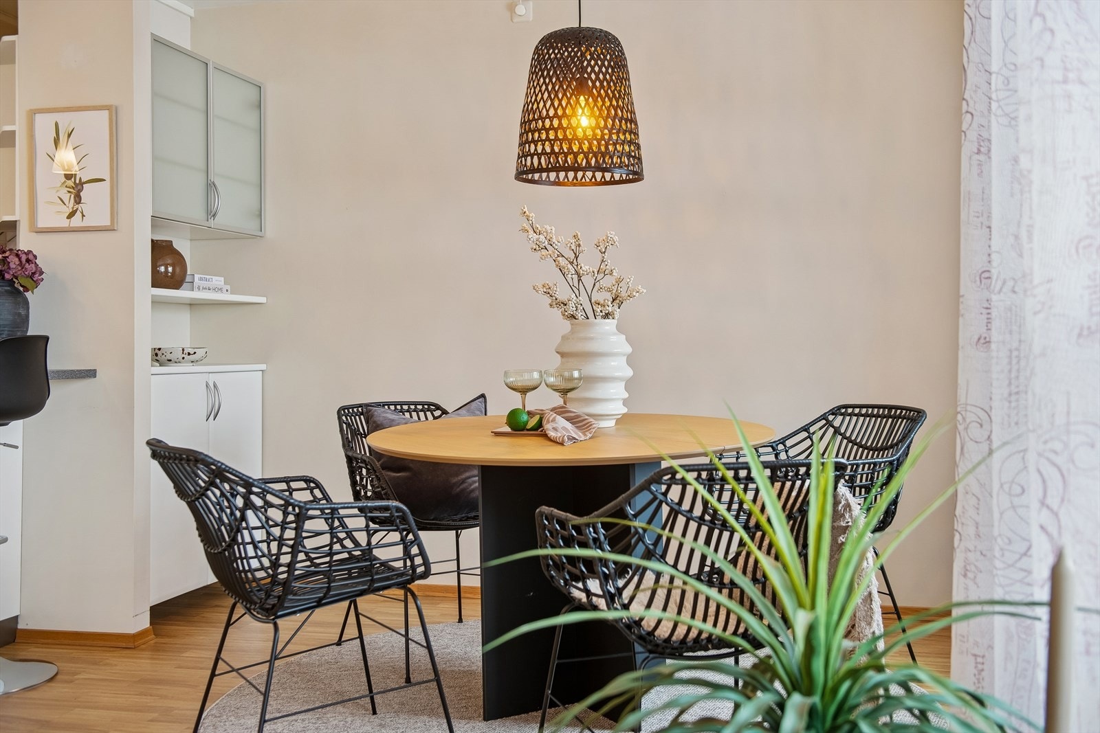 Spisestuen blir et naturlig samlingspunkt mellom kjøkkenet og stuen. Galleribilde