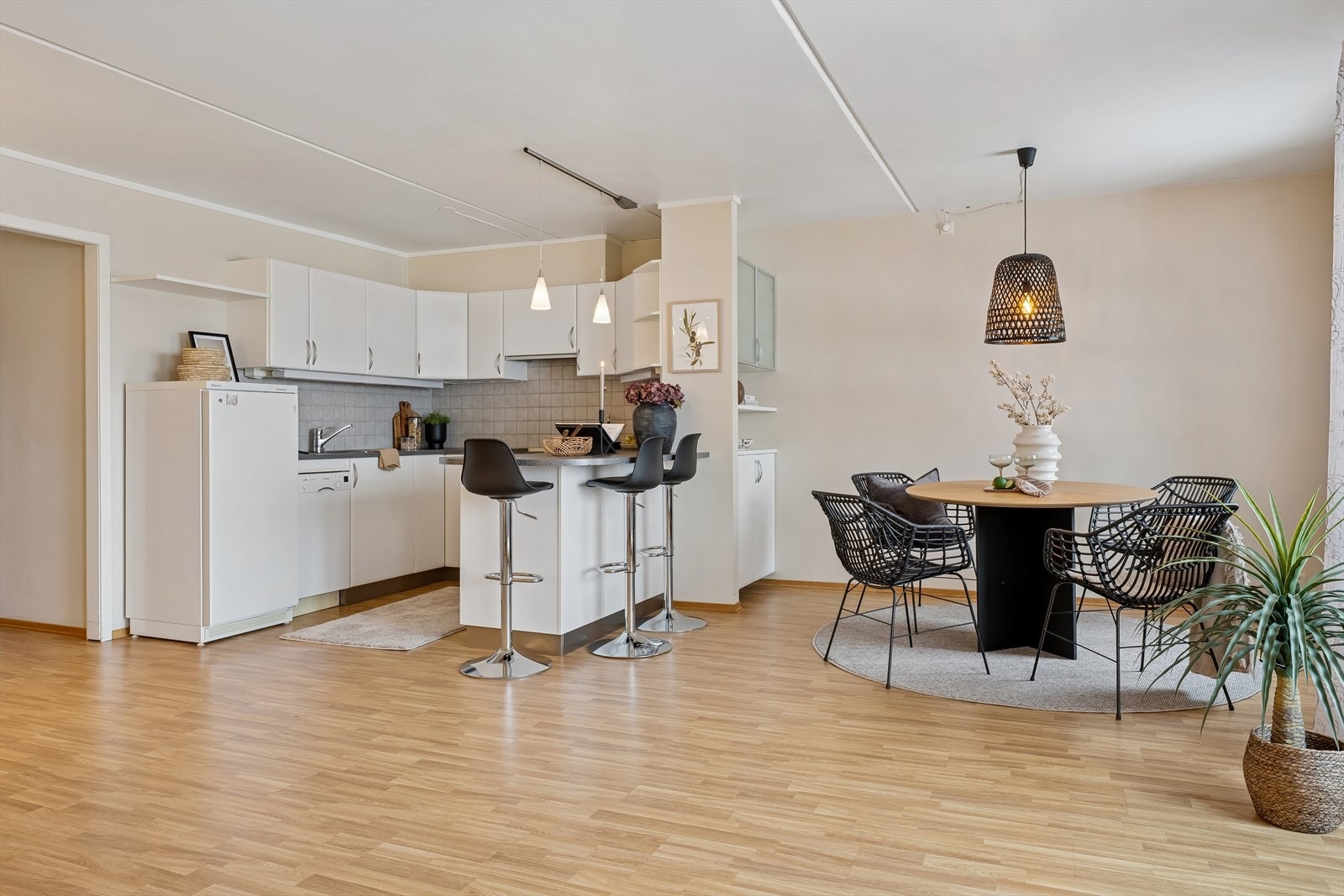 Leiligheten har en åpen og sosial planløsning mellom stue og kjøkken. Galleribilde