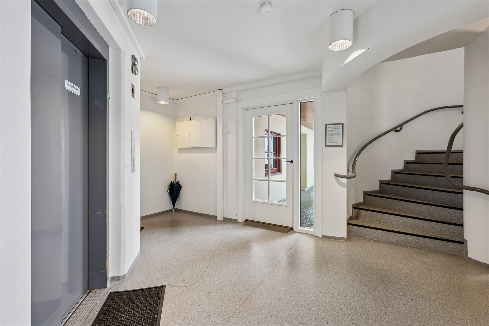 Felles inngangsparti med heis opp til leilighetens etasje. Galleribilde