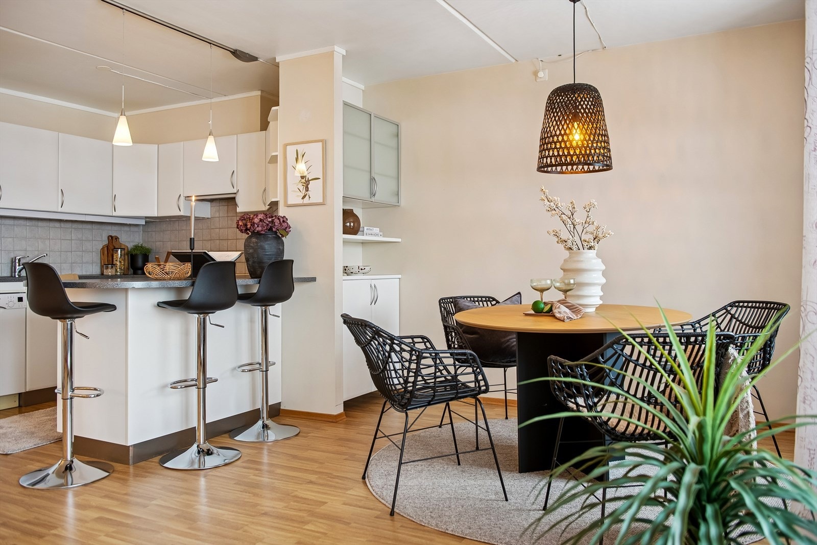 Kjøkkeninnredningen fra 2009 har glatte fronter og laminert benkeplate. Galleribilde