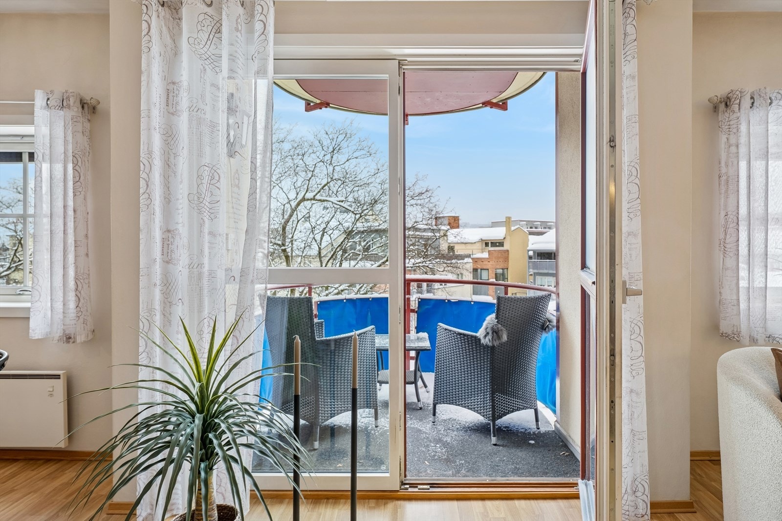 Koselig uteplass med utgang fra stue. Galleribilde