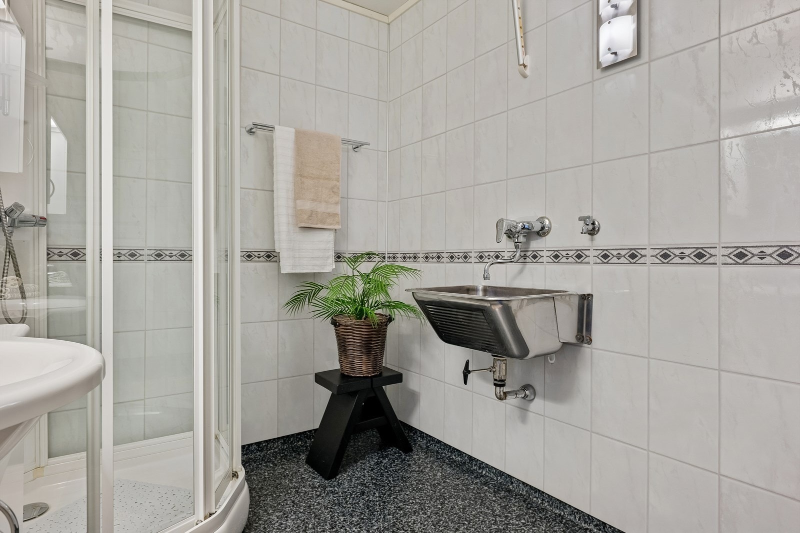 Rommet er også utstyrt med en praktisk utslagsvask. Galleribilde