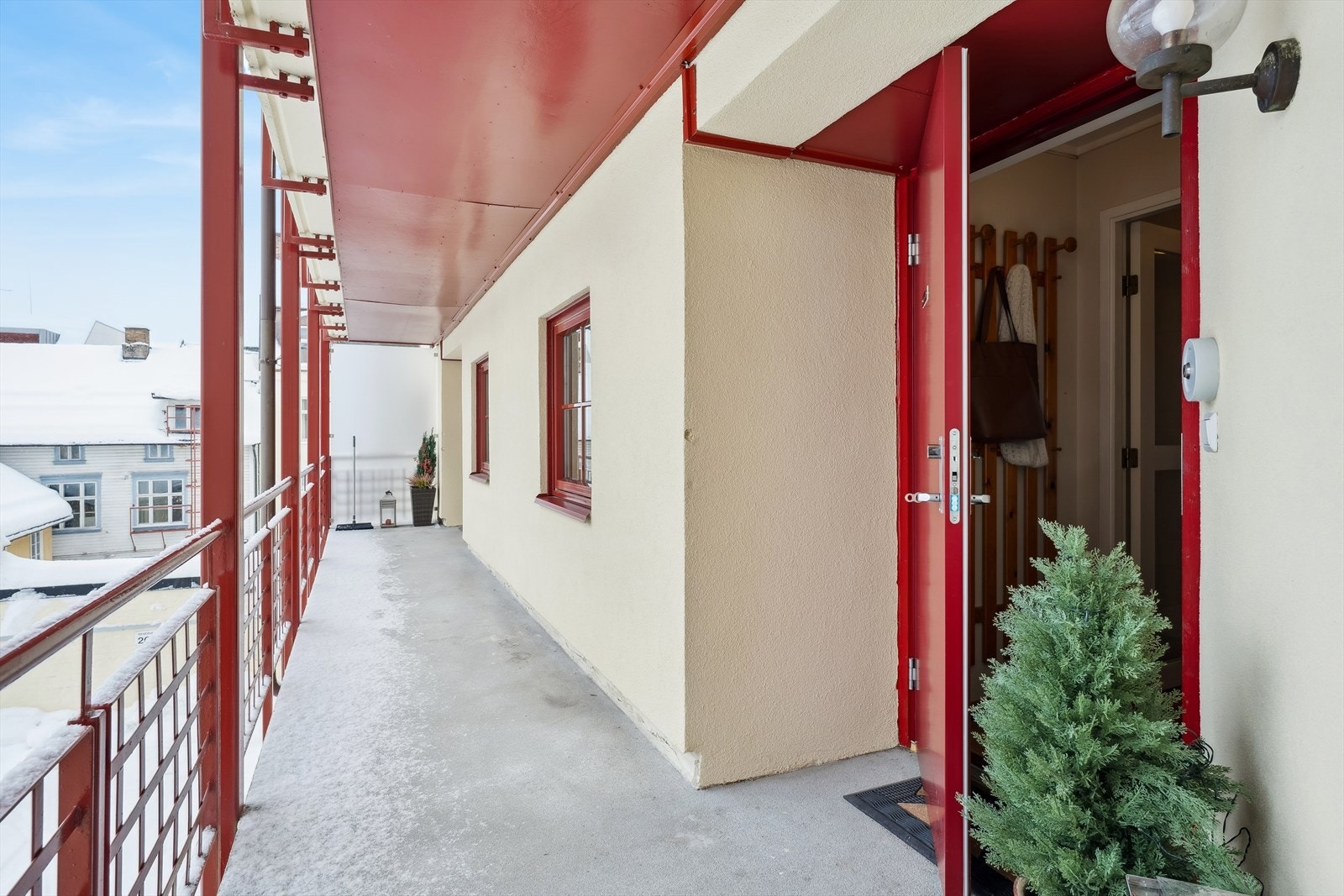 Svalgangen gir en skjermet og privat inngangssone. Galleribilde