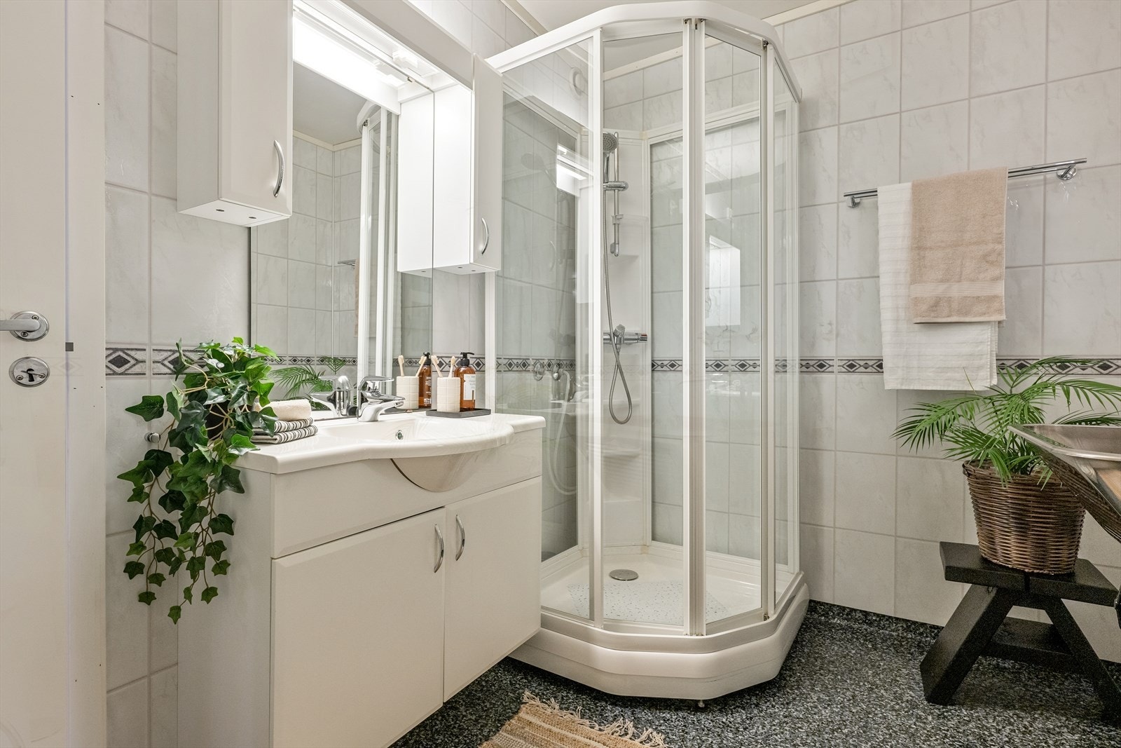 Badet ble oppgradert i 2009 og har varme i gulvet, dusjkabinett og servant med underskap. Galleribilde