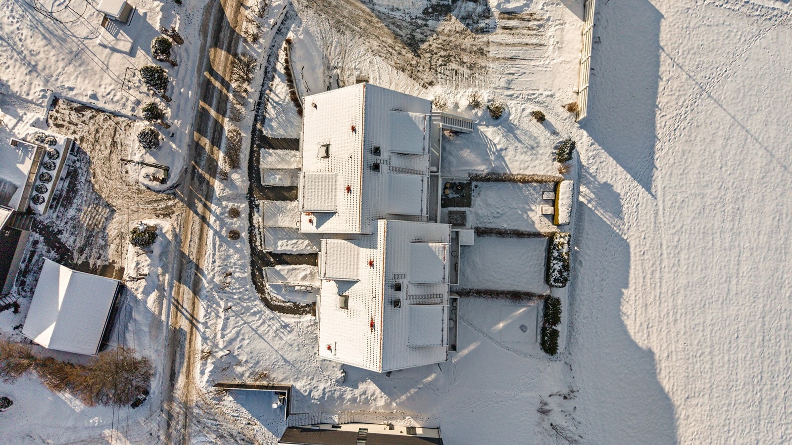 Eiertomt på 1 747 kvm som tilhører sameiet. Tomten er fellesareal. Felles tomt for sameiet opparbeidet med blant annet asfaltert gårdsplass, parkeringsplasser, gressplen, trær, prydbusker og diverse beplantning. Galleribilde