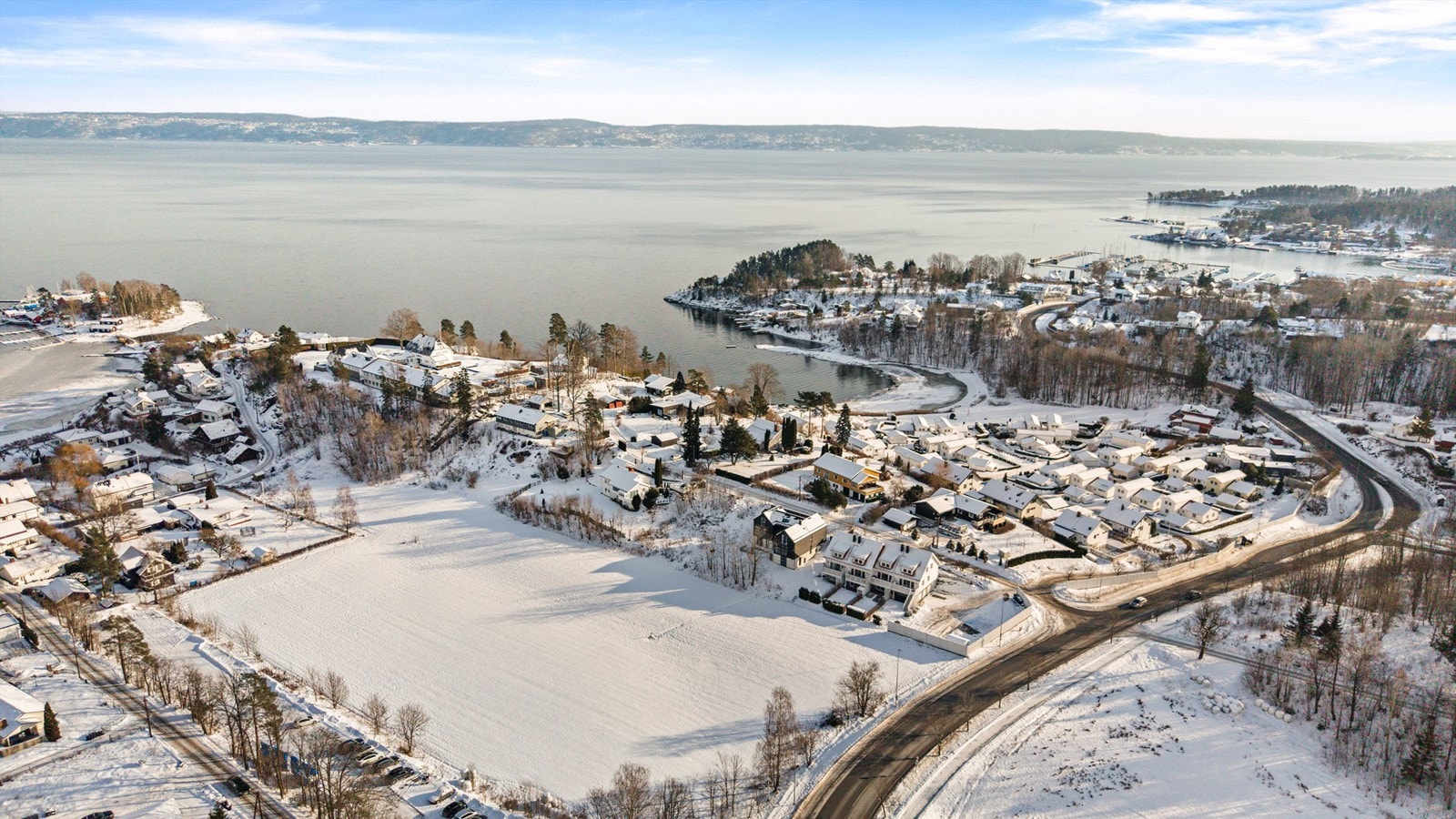 Like nedenfor eiendommen er det en stor gresslette og strand som eies av Asker kommune og som fritt kan benyttes. Galleribilde