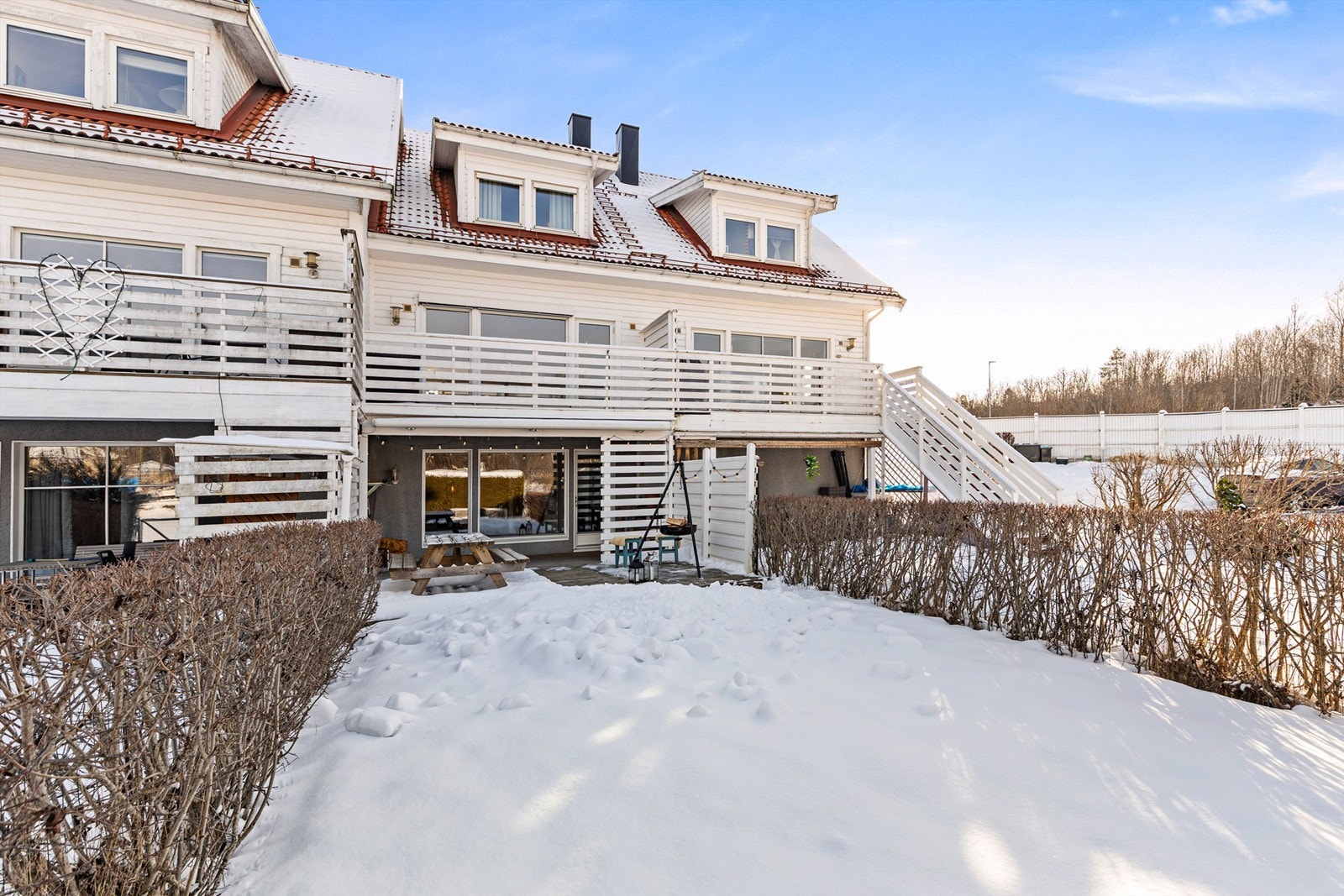 Utgang til markterrasse og hage fra TV-stuen i underetasjen. Galleribilde