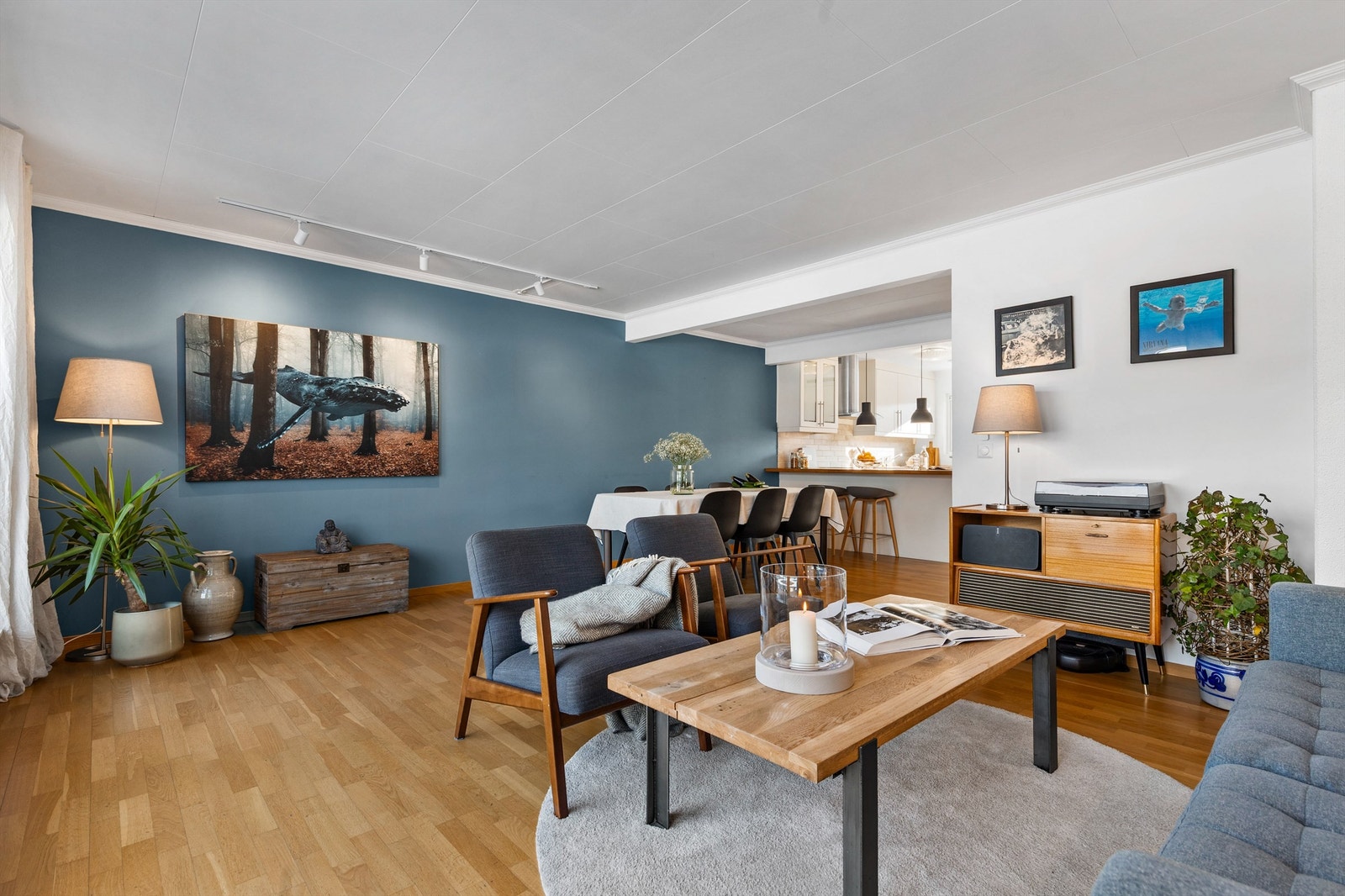 Romslig og lys stue med plass til sittegruppe, TV-område og stort spisebord i spisestuedelen. Galleribilde