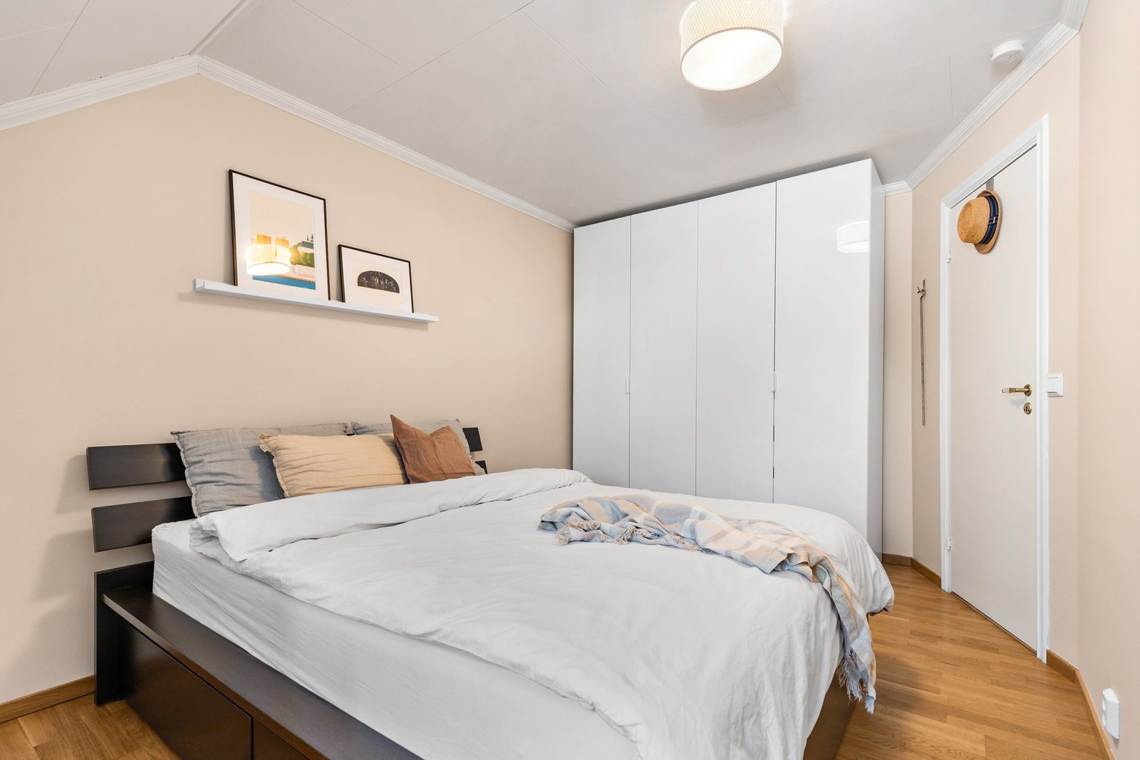 Hovedsoverommet er av god størrelse og har plass til dobbeltseng med nattbord på hver side, samt garderobeskap. Galleribilde