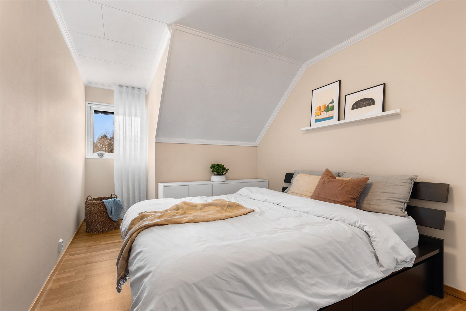 Hovedsoverommet er av god størrelse og har plass til dobbeltseng med nattbord på hver side, samt garderobeskap. Galleribilde