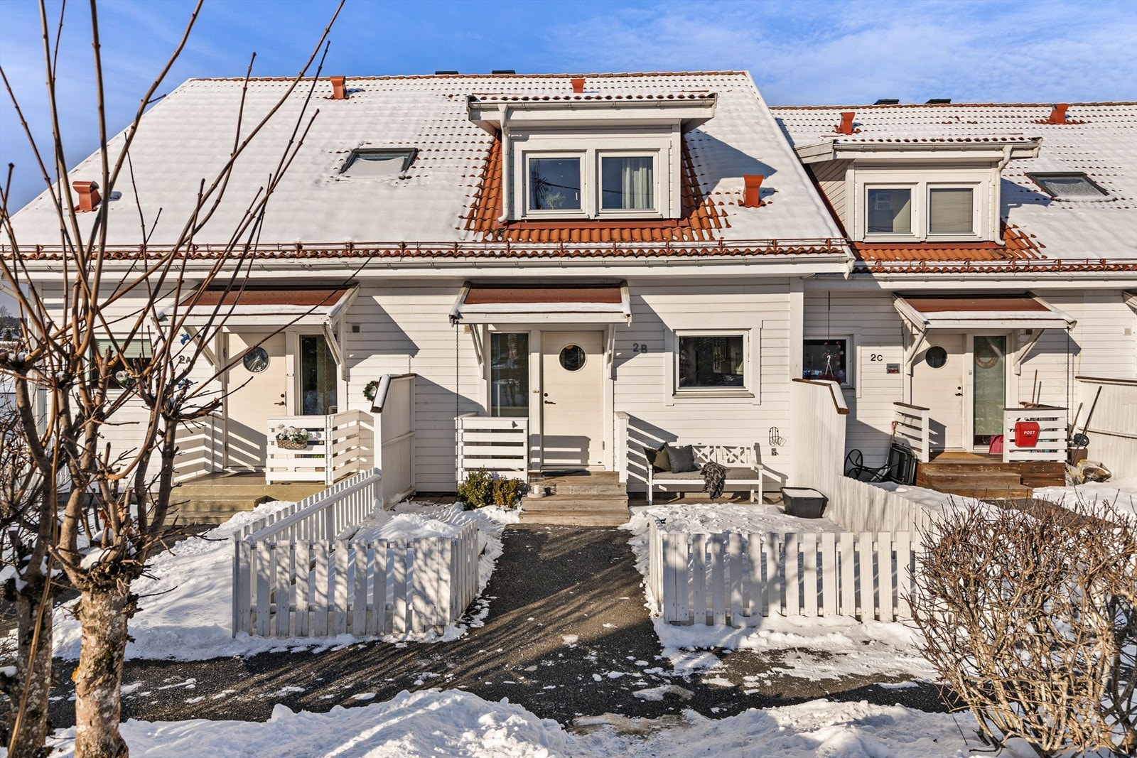 Her får du en innholdsrik bolig med nærhet til sjøen. Boligen inneholder 3 soverom, 2 bad, vaskerom, stue, TV-stue, kjøkken, entré og bod. Boligen disponerer garasjeplass felles garasjerekke. Foto: Trond Reder. Galleribilde