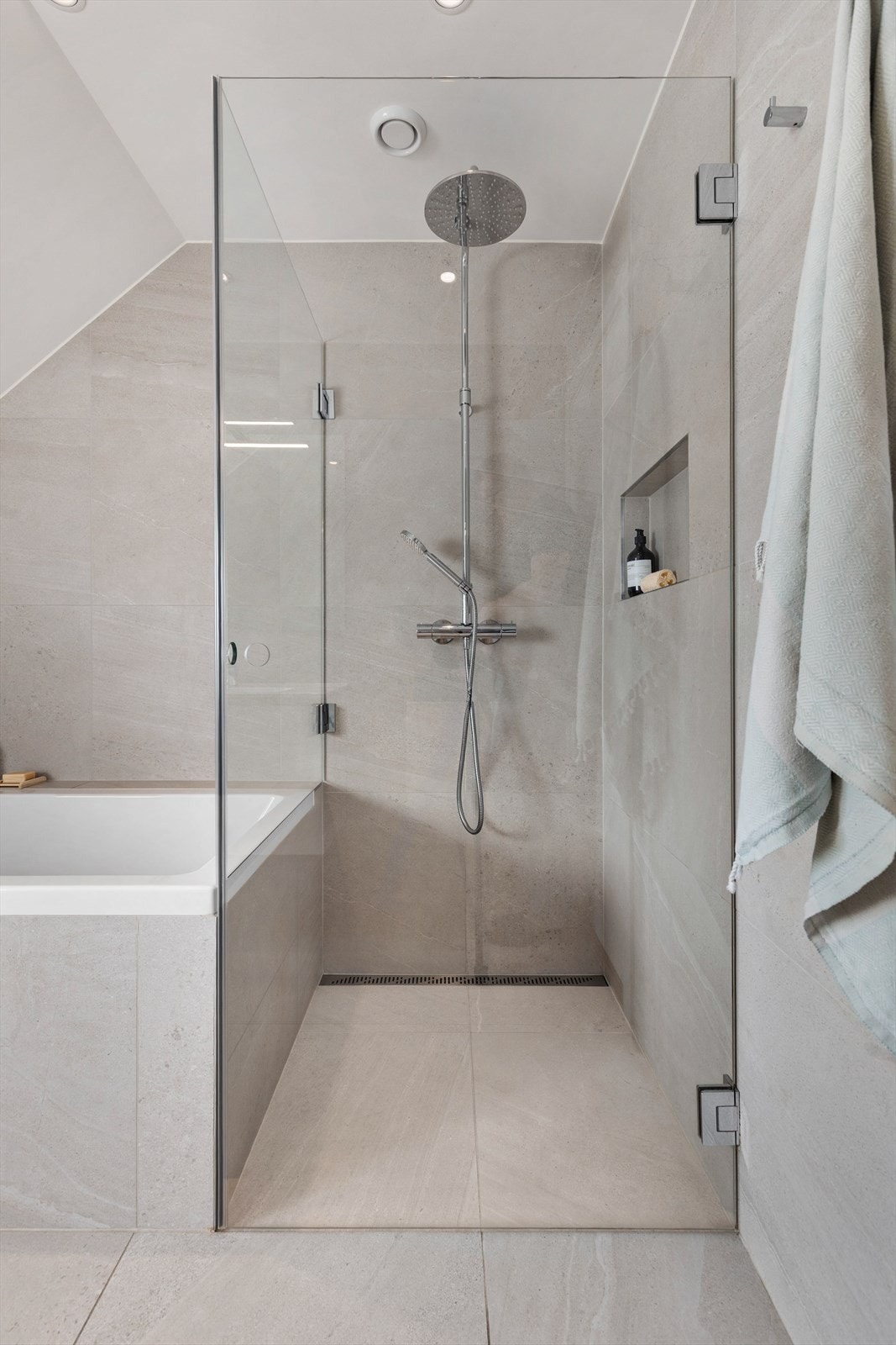 Baderom med dusj og badekar. Galleribilde