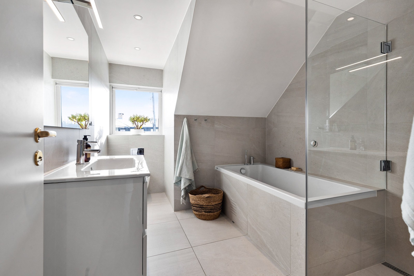 Baderom oppgradert i 2020. Flislagt gulv med varme og flislagte vegger. Nedsenket himling med downlights. Vegghengt servantskap. Ovenpåliggende servant med ett-greps armatur. Galleribilde